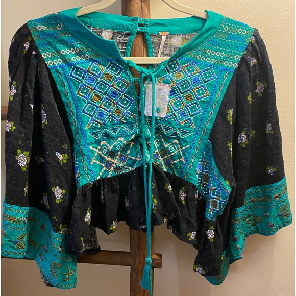 Free People Tops - FREE PEOPLE SEMI CROPPED EMBROIDERED XS BLOUSE NEW